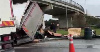 Kamyon dorsesi devrildi, trafik aksadı