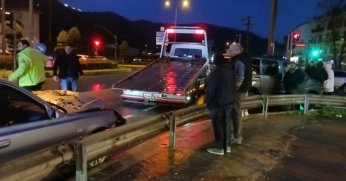 Kocaeli'de otomobil hafif ticari araca çarptı: 3 yaralı