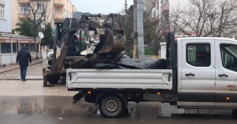 Körfez'de şiddetli fırtınada çatılar uçtu, araçlar hasar gördü