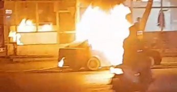 Park halindeki otomobil alevlere teslim oldu, aracı sahibinin yaktığı iddia edildi