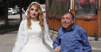 Görme engelli öğretmen çifti belediye otobüsü çarpması sonucu ağır yaralandı