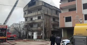 Yıkımı süren binanın çatı katında yangın çıktı