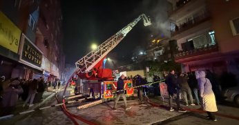 İzmit’te terk edilmiş ahşap bina alevlere teslim oldu