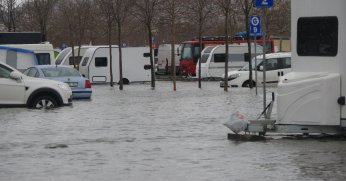 Karavanlar su içinde kaldı, otopark sulara teslim oldu