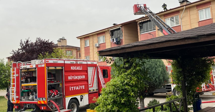 Tadilat yapılan apartmanın çatı katında yangın : 1 yaralı