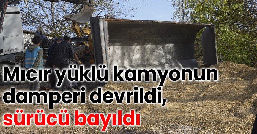 Mıcır yüklü kamyonun damperi devrildi, sürücü bayıldı