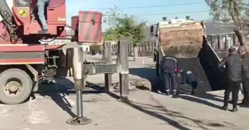 Okul bahçesinde çökme sonucu çukura düşen kamyon vinçle çıkarıldı