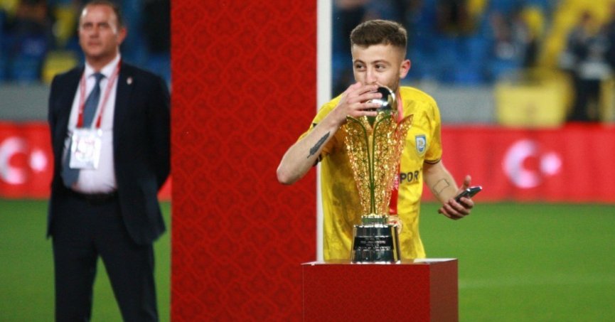 Silahlı kavgada ağır yaralanan futbolcu entübe edildi