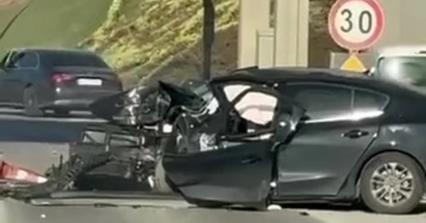 Gişelere çarpan otomobil kullanılamaz hale geldi, 2 kişi ağır yaralandı