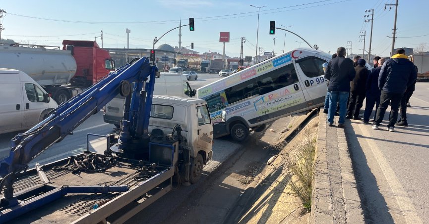 Park halindeki minibüs duvardan yolun kenarına düşerek asılı kaldı