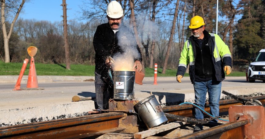 Kartepe Tramvay Hattı’nda raylar kaynak ile birleşiyor