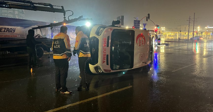 Panelvan ile çarpışan ambulans devrildi: 6 yaralı