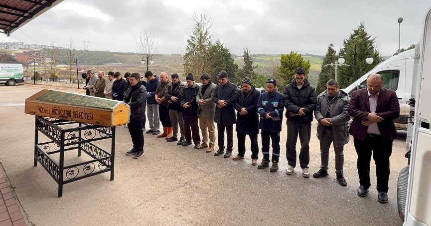 Kimsesi olmayan cenazeye öğrenciler omuz verdi 