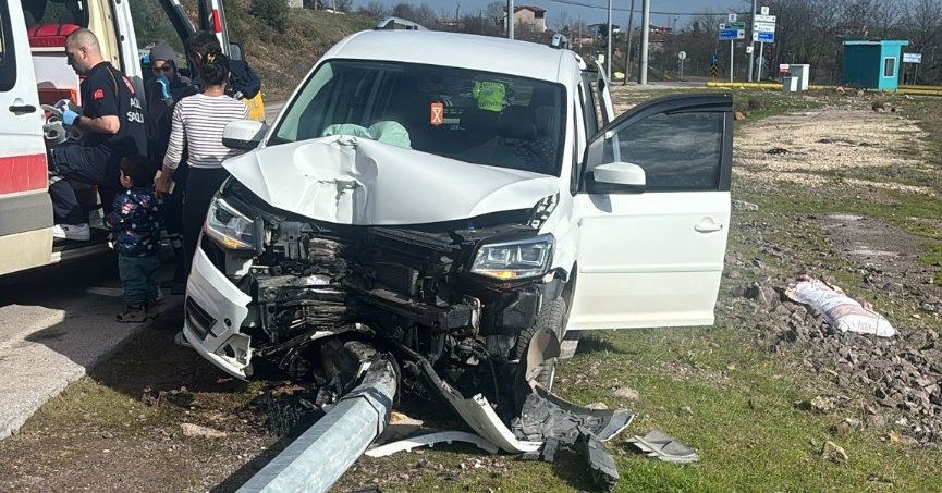 Kontrolden Çıkan Otomobil Direğe Çarptı, Sürücü Ağır Yaralı