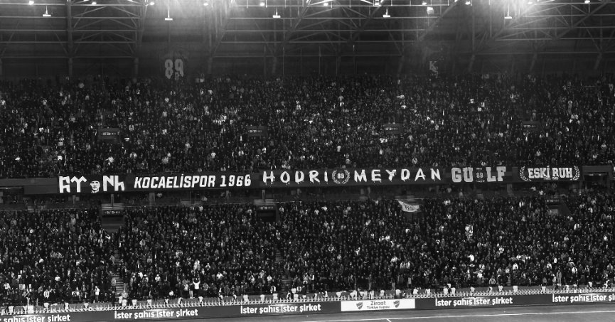 Taraftar tribünden düştü hayatını kaybetti