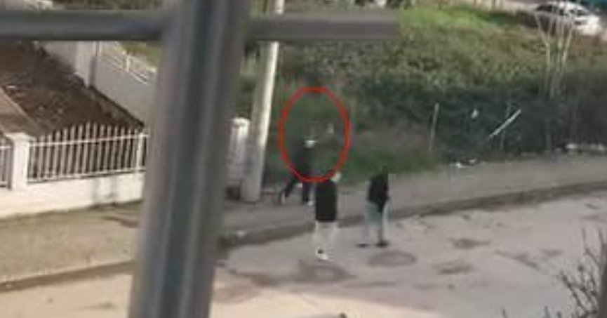 Sokak ortasında havaya ateş eden çocuk kamerada   