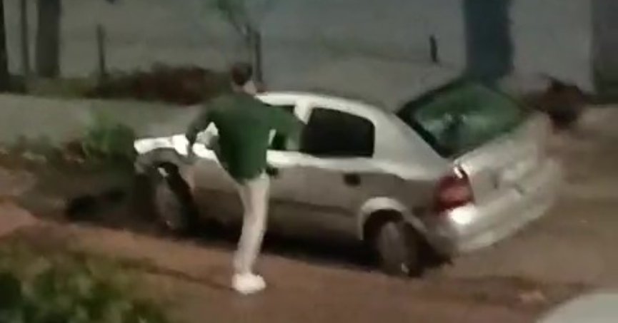 Araçlara çarpıp levyeyle zarar verdi, giderken çiçek bıraktı