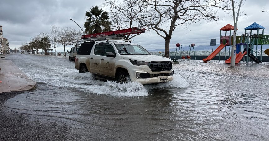 Kocaeli'yi lodos vurdu, yollar göle döndü