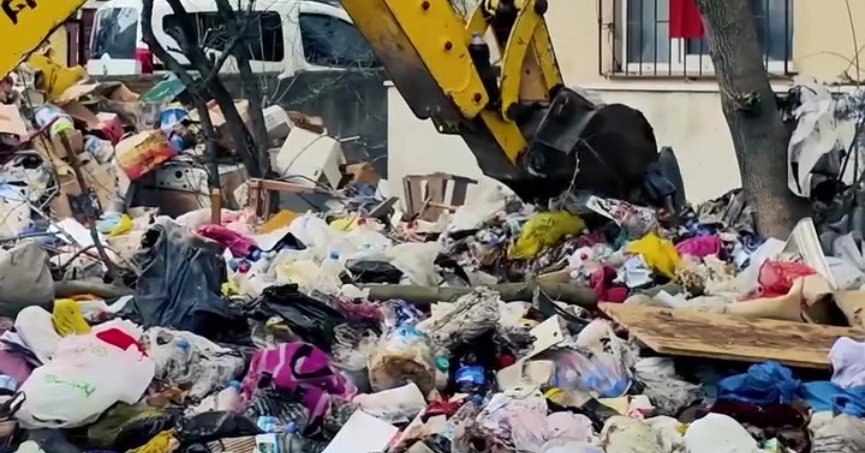 Kötü koku ihbarıyla gidilen evden 30 ton çöp çıktı