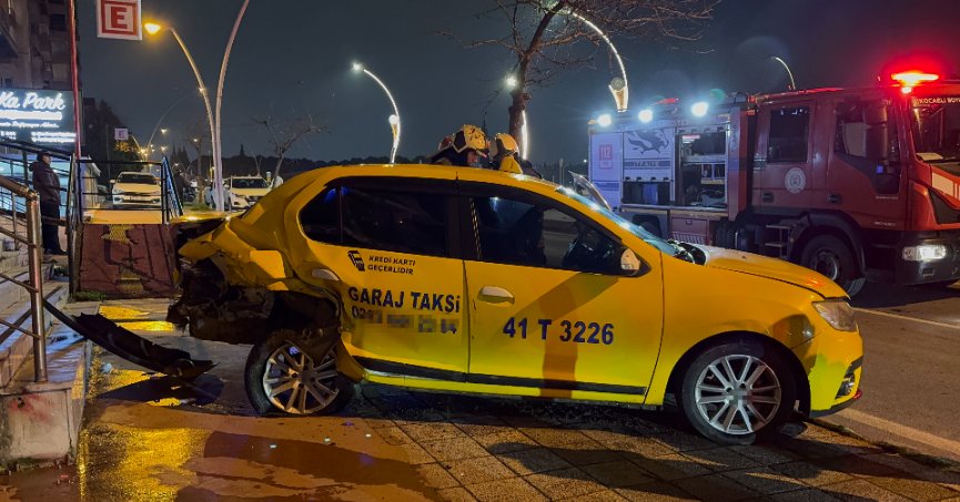 İki otomobilin çarpıştığı kaza maddi hasarla atlatıldı