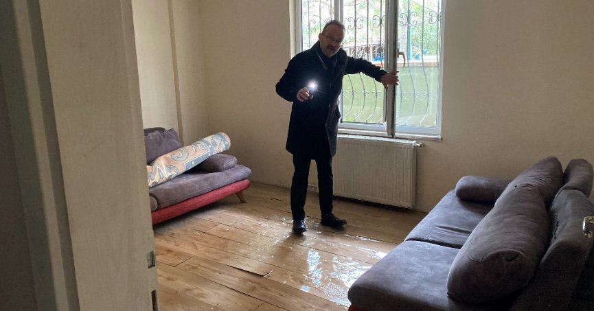 Altyapı çalışması sonrası apartmanı su bastı