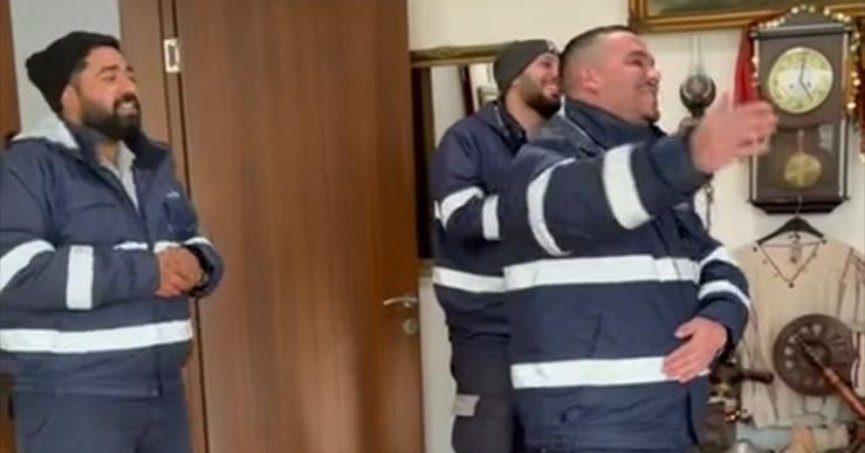 Temizlik Personelinden Ayhan Acar’a İlahi Sürpriz