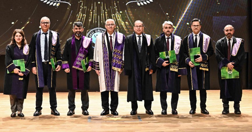 Kocaeli Üniversitesi’nin yıldızları taçlandırıldı