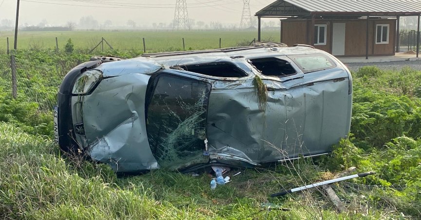 Kontrolden çıkan hafif ticari araç takla attı, sürücü yaralandı