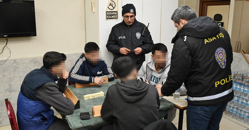 Dolandırıcılık suçundan aranan 2 kişi kumar oynarken yakalandı