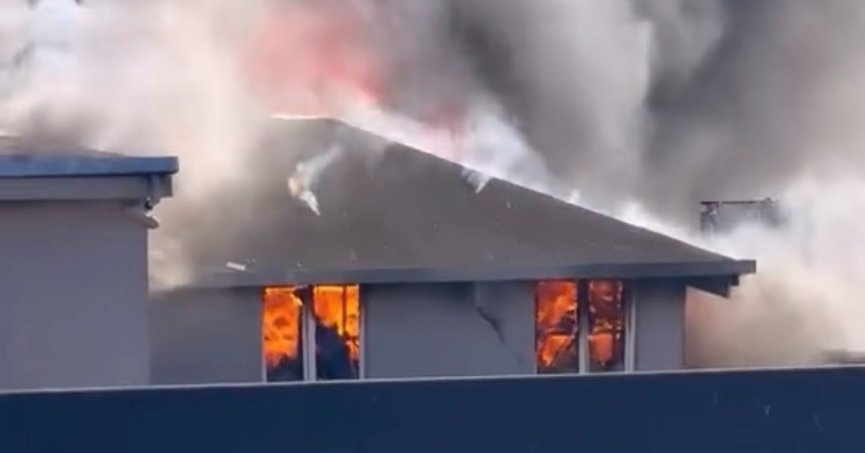 Depo yandı, dumandan göz gözü görmedi