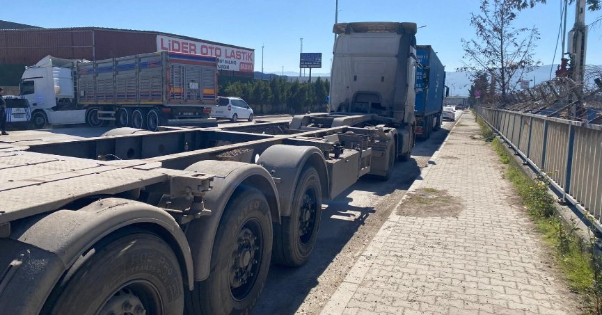  İki tırın arasında feci ölüm