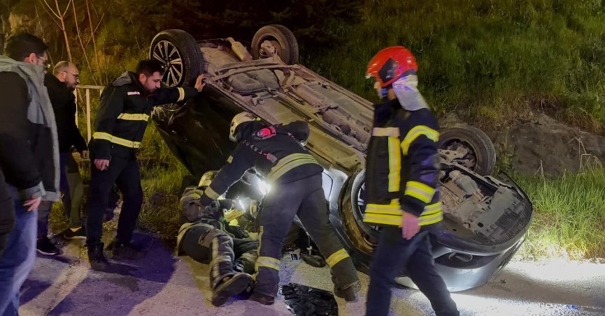 Takla atan otomobilde 2 kişi yaralandı, diğer sürücü kaçtı