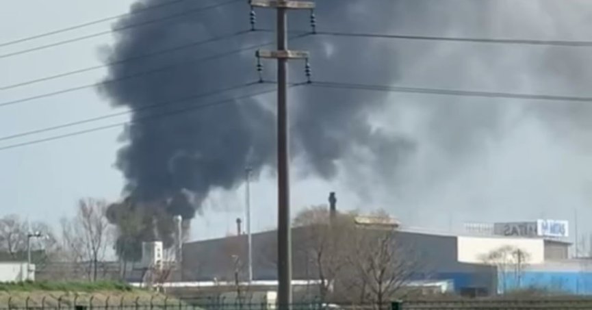  Dev fabrikadan yükselen dumanlar ilçenin birçok noktasından görüldü