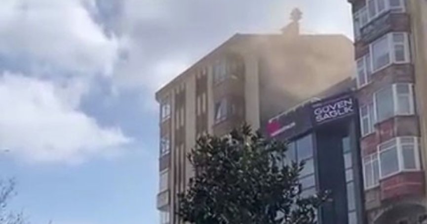 İzmit'te 7 katlı binanın çatısındaki bacadan çıkan yangın korkuttu