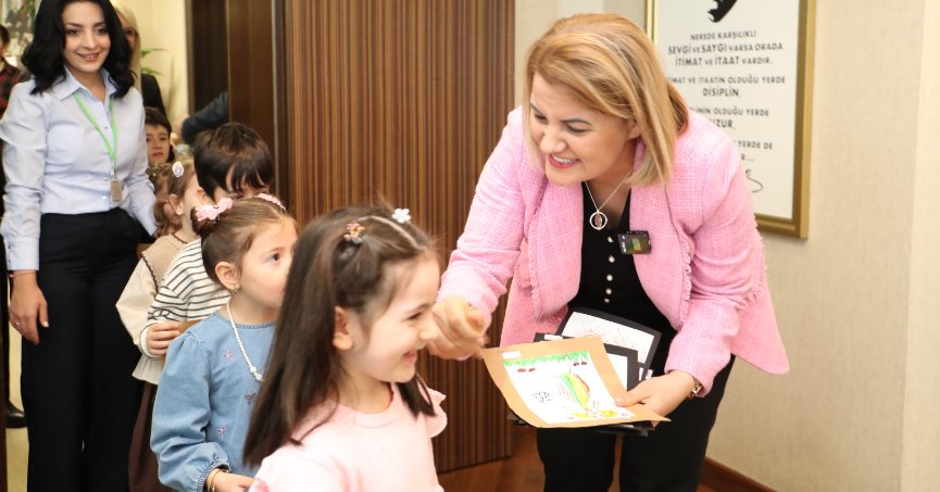 Miniklerden Fatma Başkan’a bayram sürprizi