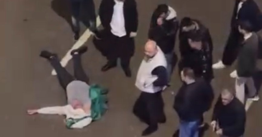 Cadde ortasında dehşet anları: Tekme ve yumruklarla feci şekilde darbedildi