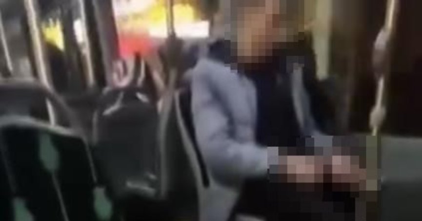 Halk otobüsündeki uygunsuz davranış kamerada