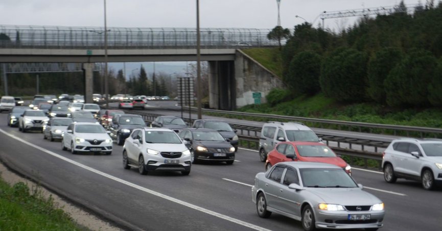  TEM Otoyolu Kocaeli geçişinde tatil dönüşü yoğunluğu