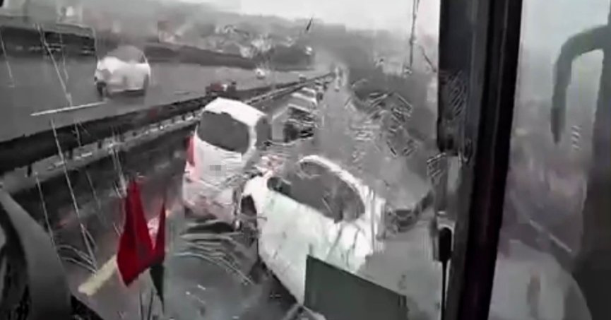  8 kişinin yaralandığı kaza anı kamerada