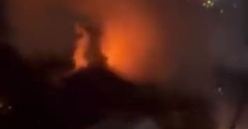 İzmit'te kullanılmayan iki katlı evin çatısı alev alev yandı