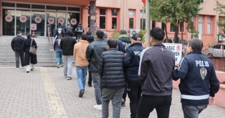 12 Tutuklama, Çok Sayıda Madde Ele Geçirildi