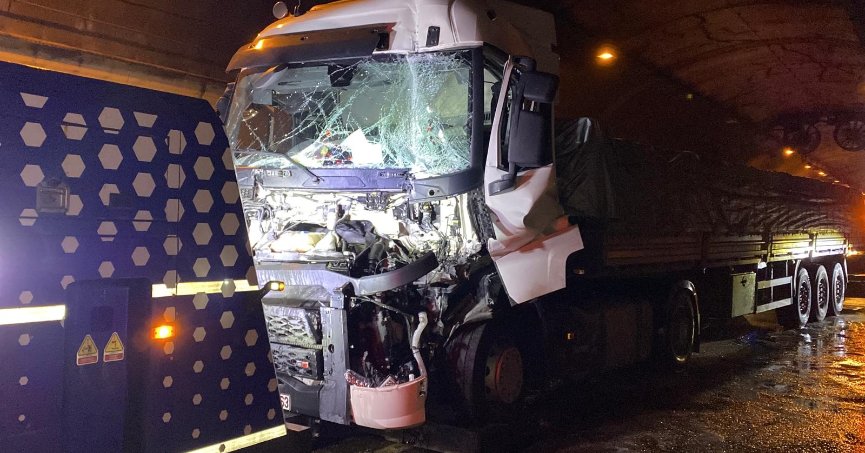  TEM'de tünel içinde 4 araç çarpıştı, sıkışan tır sürücüsü yaralandı