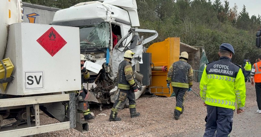 TEM'de 4 araç kazaya karıştı: İlk belirlemelere göre 2 ölü