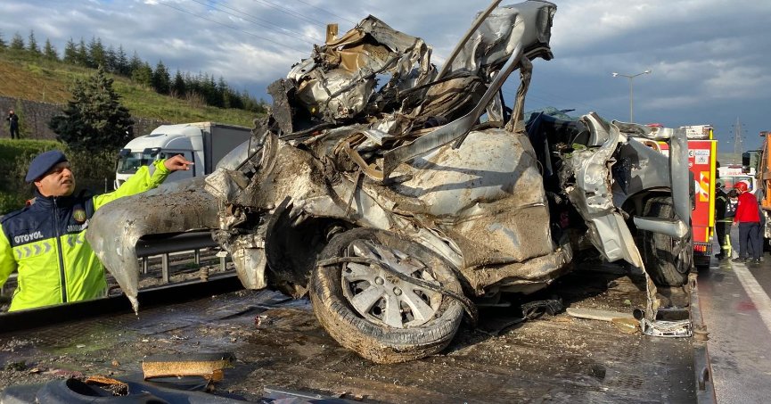 TEM'de otomobil devrilen tır dorsesinin altında kaldı: Karı-koca hayatını kaybetti