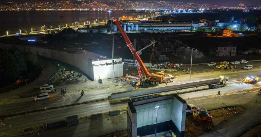 Başiskele Kavşağı’nda dev  kirişler 9 saatte yerleştirildi   