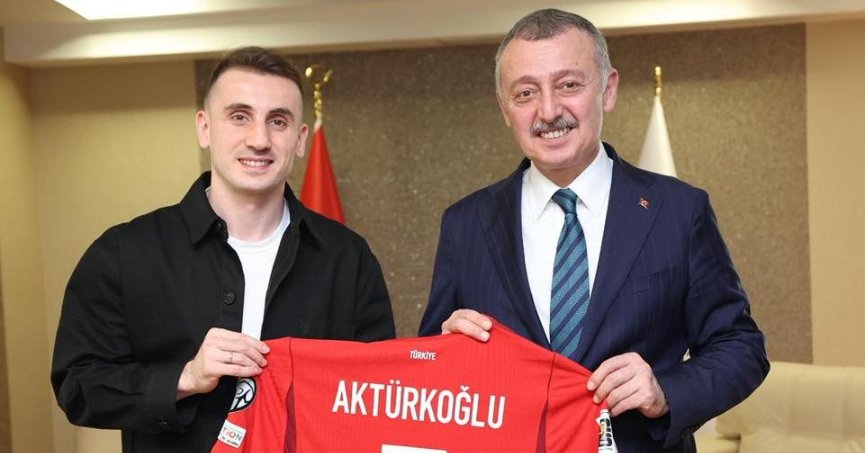 Kerem Aktürkoğlu’ndan  Başkan Büyükakın’a Milli forma   