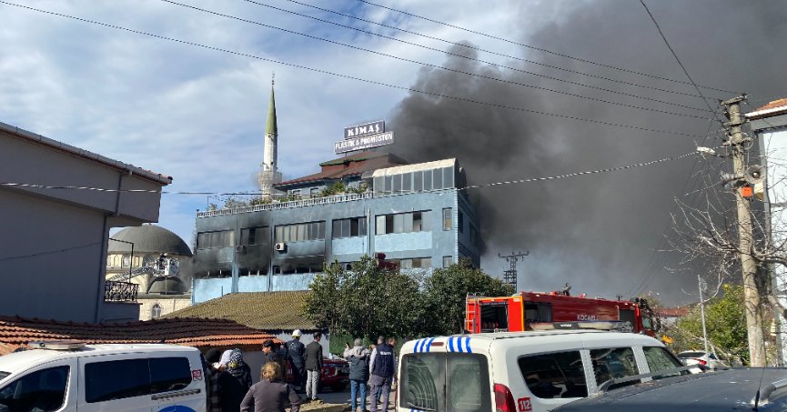 Fabrikada çıkan yangının dumanı kilometrelerce öteden görüldü