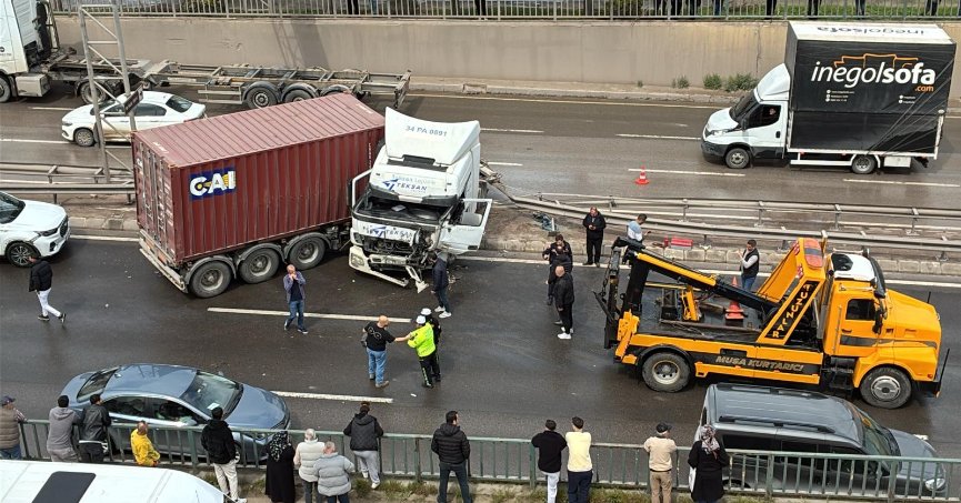  D-100'de kazaya karışan tır makaslayarak karşı şeride geçti