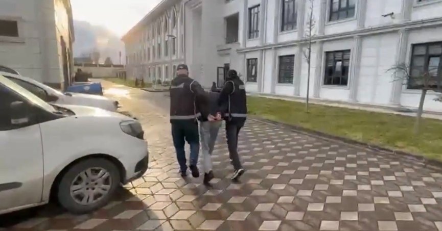  Kocaeli’de oto galeriye el bombalı saldırı: 5 kişi tutuklandı