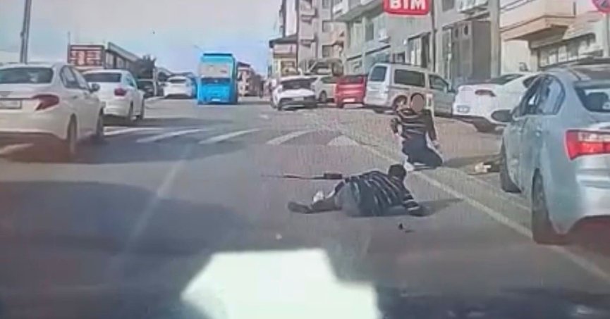 Direksiyon başında uyuduğu öne sürülen sürücü, kaldırımdaki yayalara çarptı